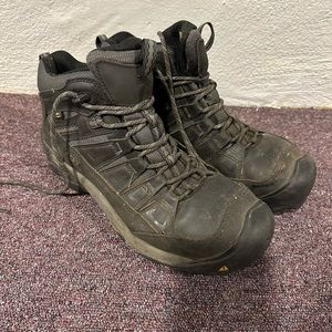 Keen men’s size 10.5 EE. Safety toe, water proof. In great shape.